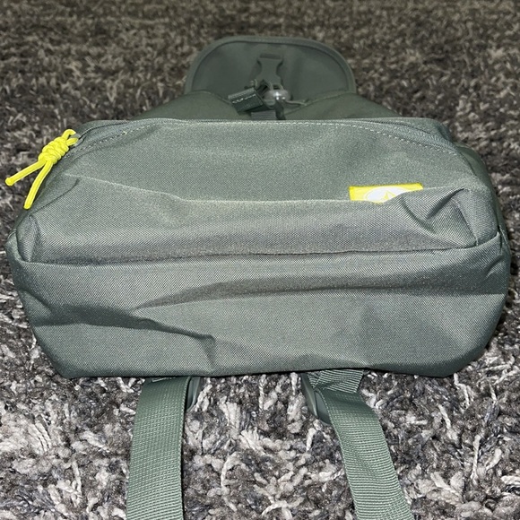 New VOLCOM Vol Stone Drawstring Bag (Backpack) in Light Army Green - Picture 10 of 15